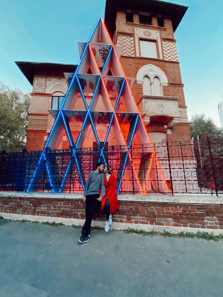 La casa de cartas que se ilumina