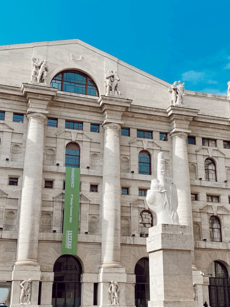 El dedo medio en la plaza de la bolsa