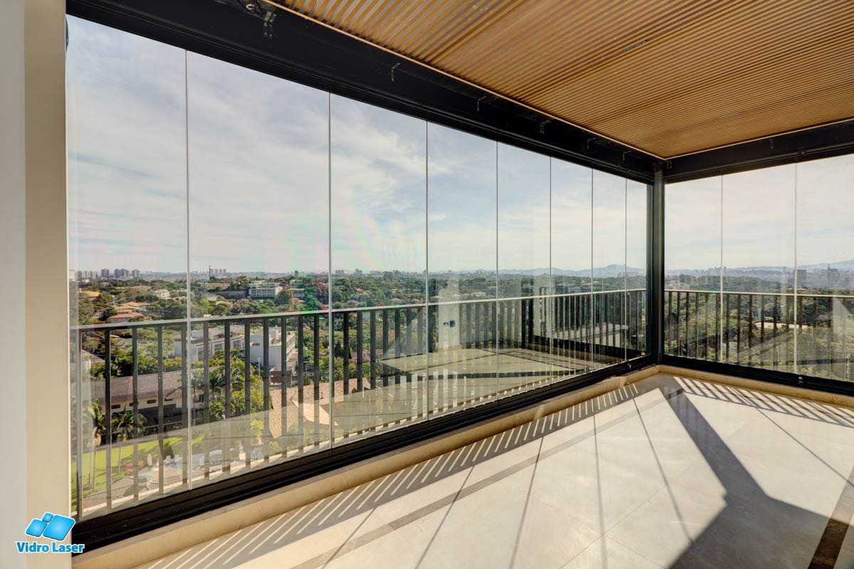 Fechamento de Sacada o m Vidros Articulados