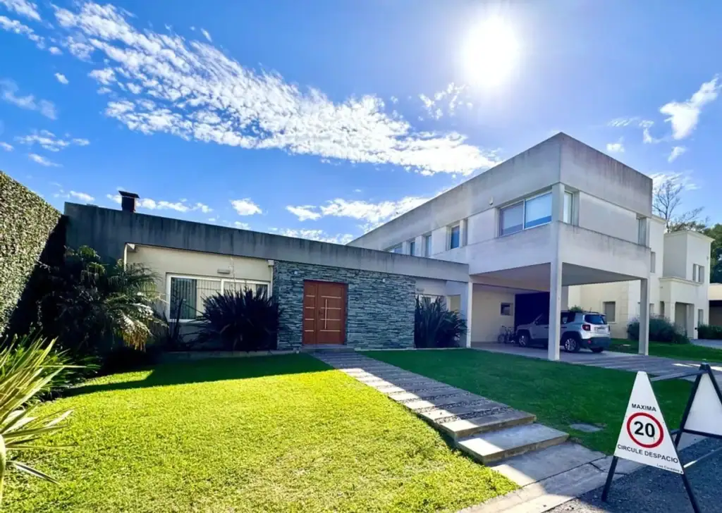 CASA EN VENTA EN GONNET 1