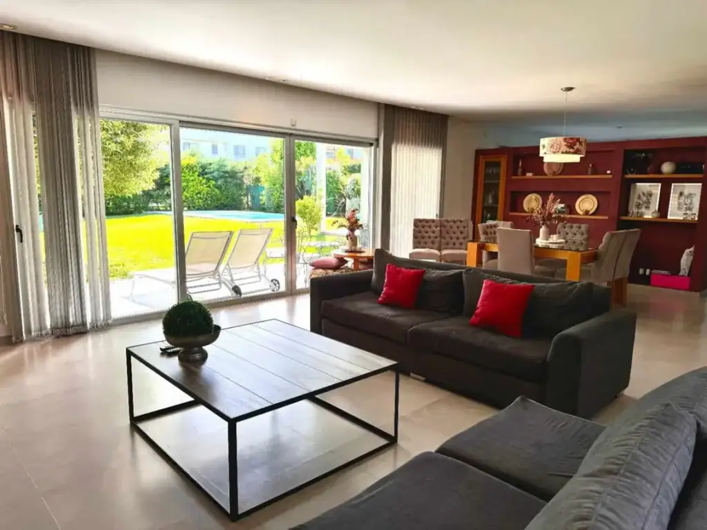 CASA EN VENTA EN GONNET 3