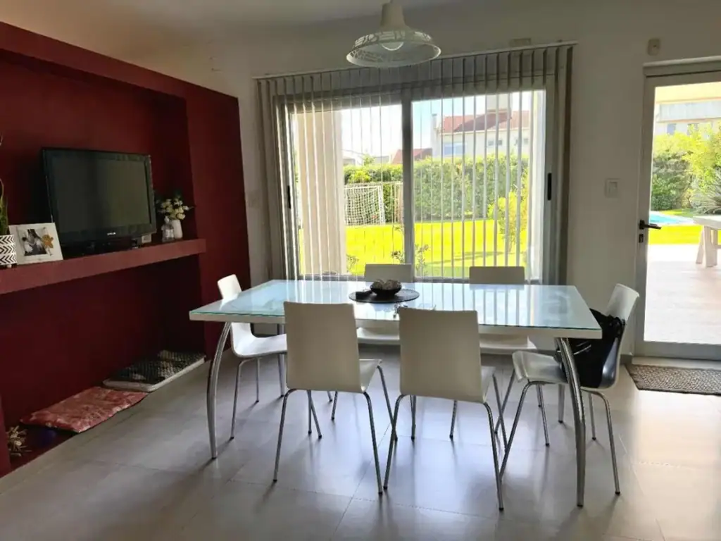 CASA EN VENTA EN GONNET 4