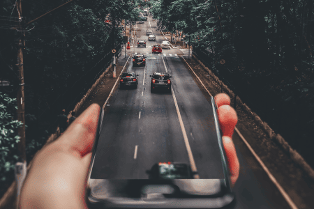 Photo - Personne s'orientant dans la ville à l'aide de son téléphone cellulaire
