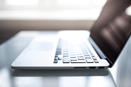 Photo - Ordinateur sur une surface de travail