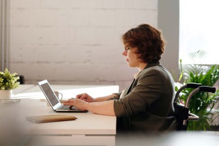 Photo - Femme en fauteuil roulant en contexte de télétravail