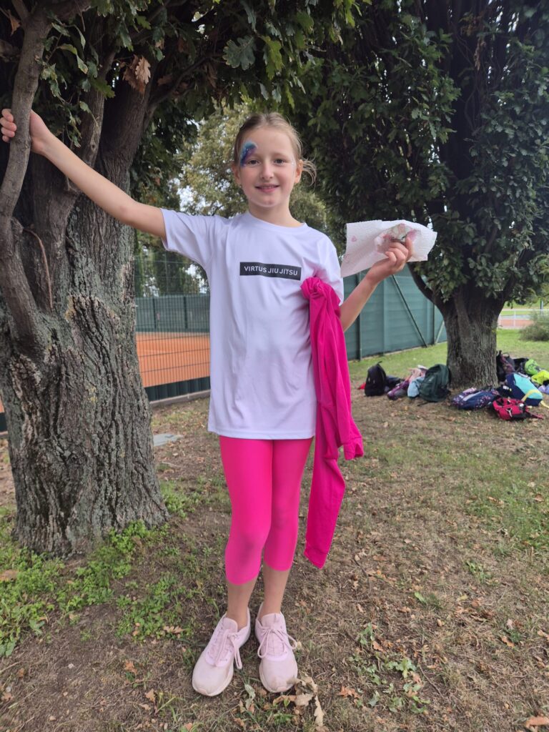 Bild von Flora mit Virtus Jiu-Jitsu T-Shirt beim Spendenlauf der 8. Grundschule
