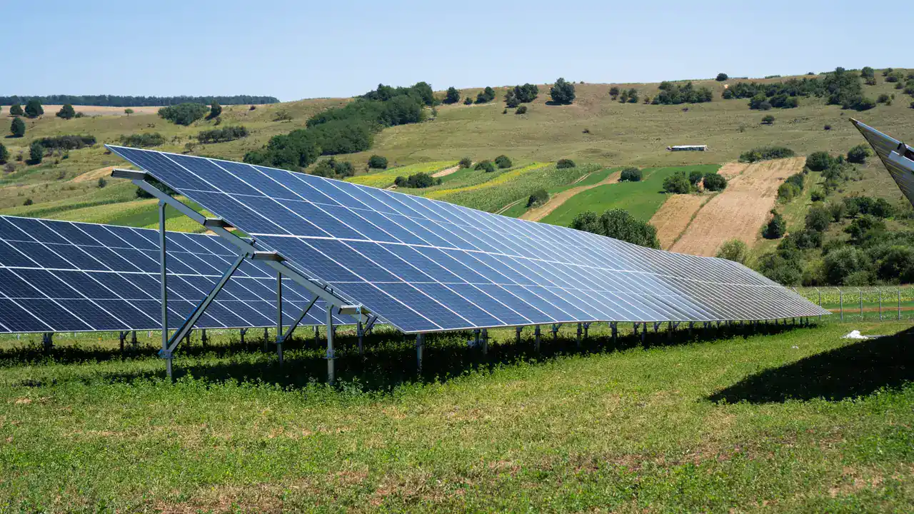 Parc fotovoltaic finalizat pe un teren deluros
