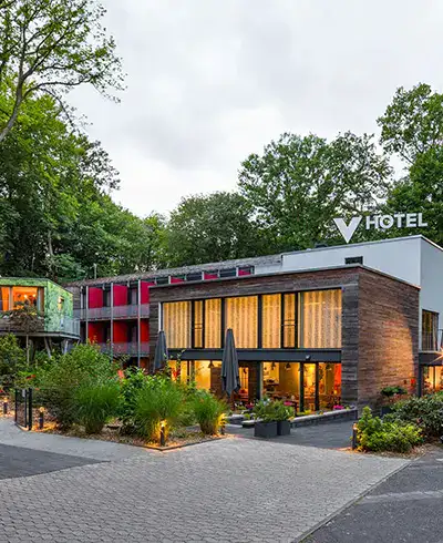 V-Hotel, Bonn, VHotel, VHotelBonn, Hotel, familiengeführt, umweltbewusst, nachhaltig, individuell, empfohlen, Venusberg, Kottenforst, Glücksort, NRW, Deutschland, Wald, Natur, comeinfeelgreen, Come in feel green, Nachhaltigkeit, Sustainability, Designhotel, Design-Hotel, Design, Kunst, modern, Tagungshotel, Workshop, Seminar, Kick-off, Weihnachtsfeier, Event, Baumhaushotel, Baumhaus-Hotel, Baumhaus, Baumhäuser, Zimmer, Einzelzimmer, Doppelzimmer, Suite, Junior Suite, Frühstück, Ferien, Sommerferien, Osterferien, Herbstferien, Weihnachtsferien, Urlaub, Kurzurlaub, Städtetrip, Wochenende, Auszeit, Nichtraucherhotel, Frühstück, vegetarisch, vegan, Obstsalat, selbst gemacht, Kaffee, gesund, frisch, Honeymoon, Geburtstag, Jahrestag, verliebt, LGBTQIA+, LGBTQIA-freundlich, LGBTQIA-friendly, Überraschung, E-Ladestation, Ladestation, kostenfreies W-Wlan, kostenlos Parken, Parkplatz, Minibar, Beethoven, Politik, Sightseeing, Waldbaden, Museum, Museumsmeile, Wandern, Spazieren, Joggen, Radfahren, Ruhe, Relaxen, Übernachtung. übernachten, Reisen, Reise, Rhein, Siebengebirge, Wanderlust, vier Sterne, tree house, tree house hotel, vacation, conference hotel, seminar hotel, city trip, Germany, hôtel design, durabilité, cabane dans les arbres, hôtel cabane dans les arbres, vacances, hôtel de conférence, hôtel pour séminaires, séjour en ville, Allemagne, duurzaamheid, boomhut, hotel Tree House, vakantie, conferentiehotel, seminar hotel, excursie naar de stad, Duitsland