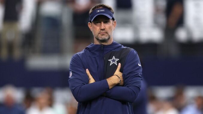 Roger Staubach surprises Brian Schottenheimer at news conference