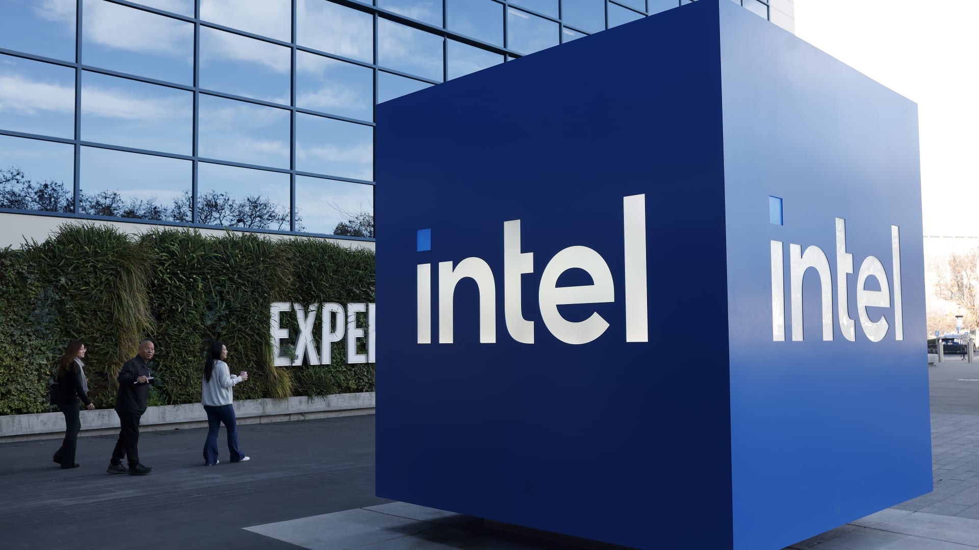 Intel gains 10% after Trump says company will partner with Apple on U.S. chip design