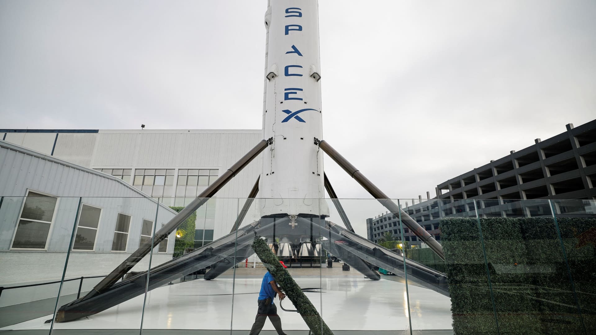 spacex-stock-sinks-9-continuing-to-cool-after-three-day-rally.jpeg SpaceX stock sinks 9%, continuing to cool after three-day rally