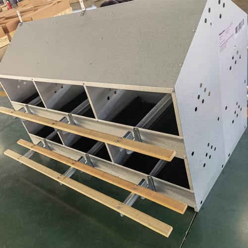 Manual galvanized nest box for a floor house