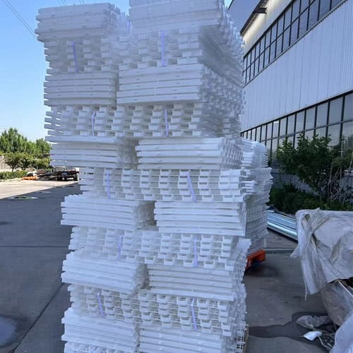 Plastic slat floor panels for a poultry house