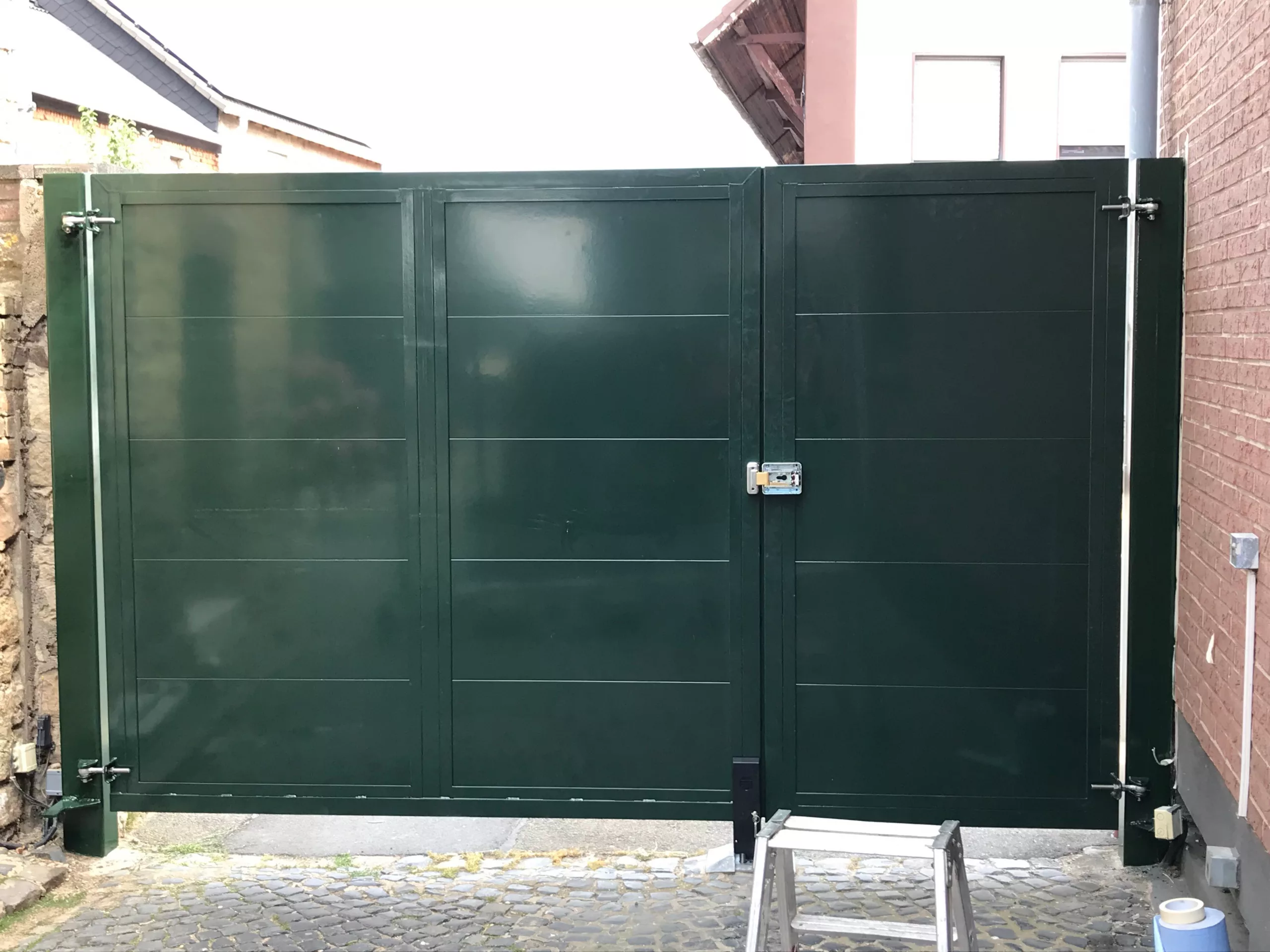 Asymmetisches elektrisches Einfahrtstor