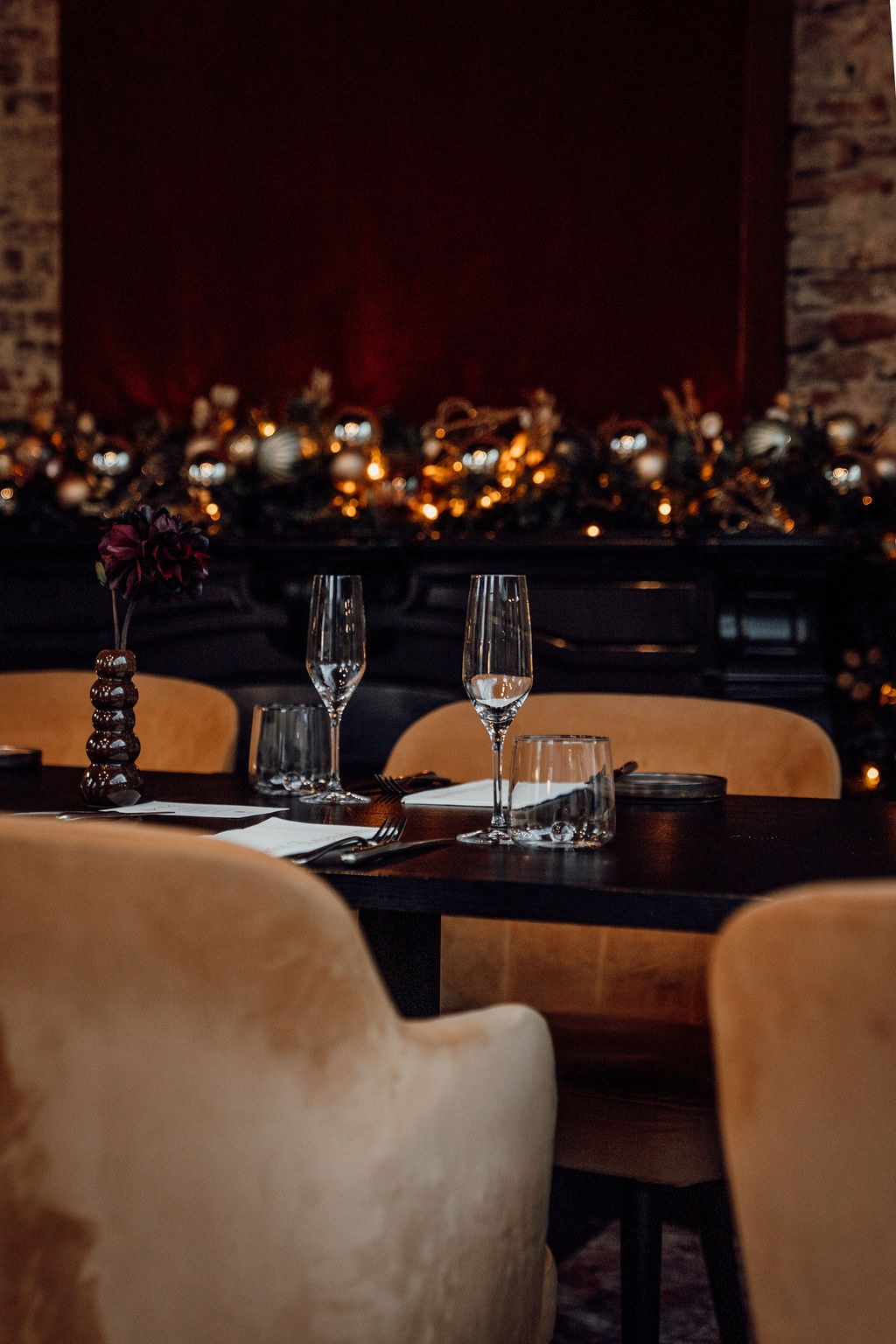 Gedekte tafel met kaarsen in kerstsfeer