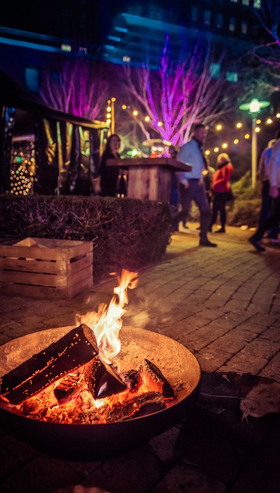 Vuurkorf op het winterplein bij avond