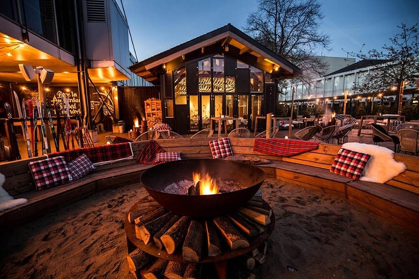 Sfeervol winterterras met vuurschaal op locatie