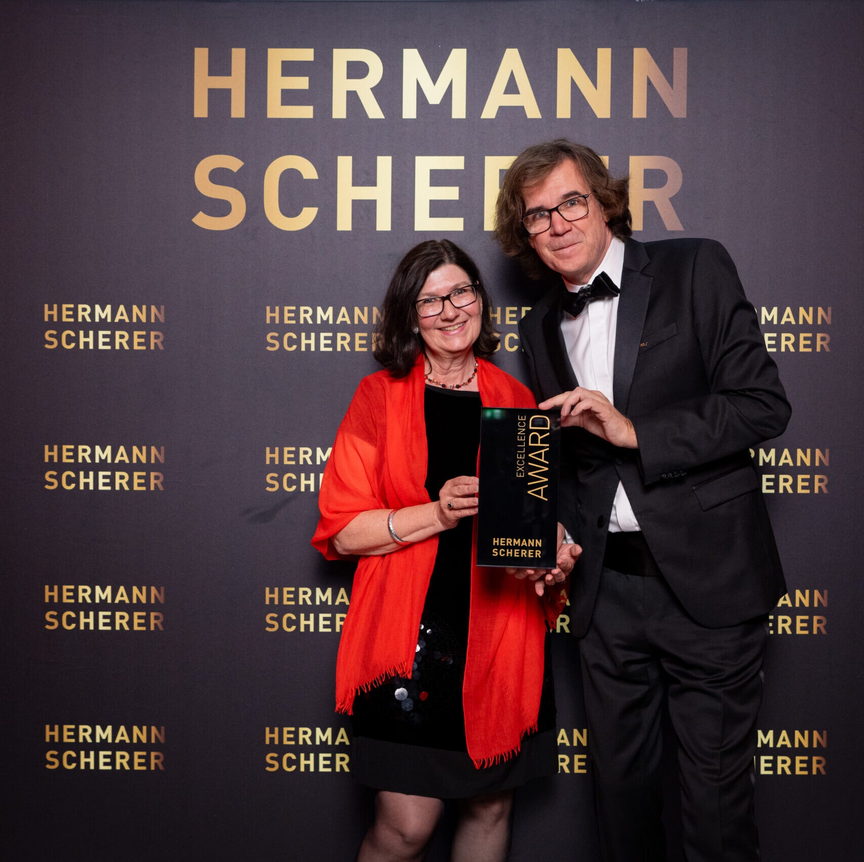 Katharina Lippmann erhält den Speaker Award von Hermann Scherer Bild von Justin Bockey