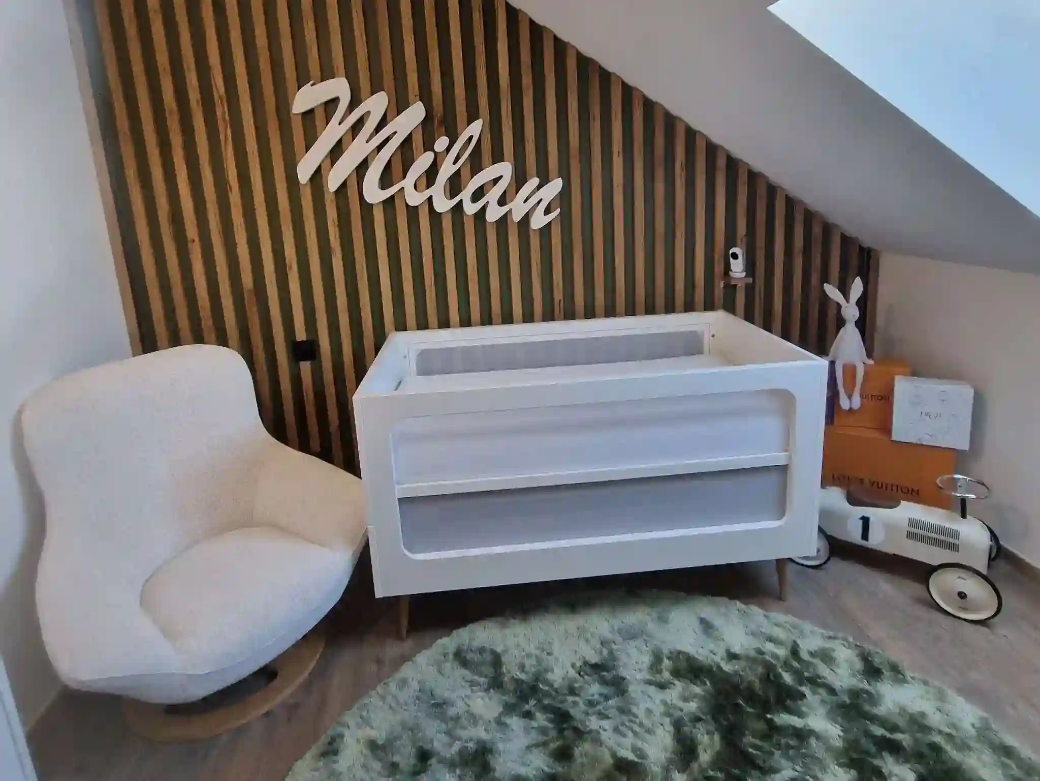 chambre-bebe-mur-bois-lames-verticales-woodmakers-agency