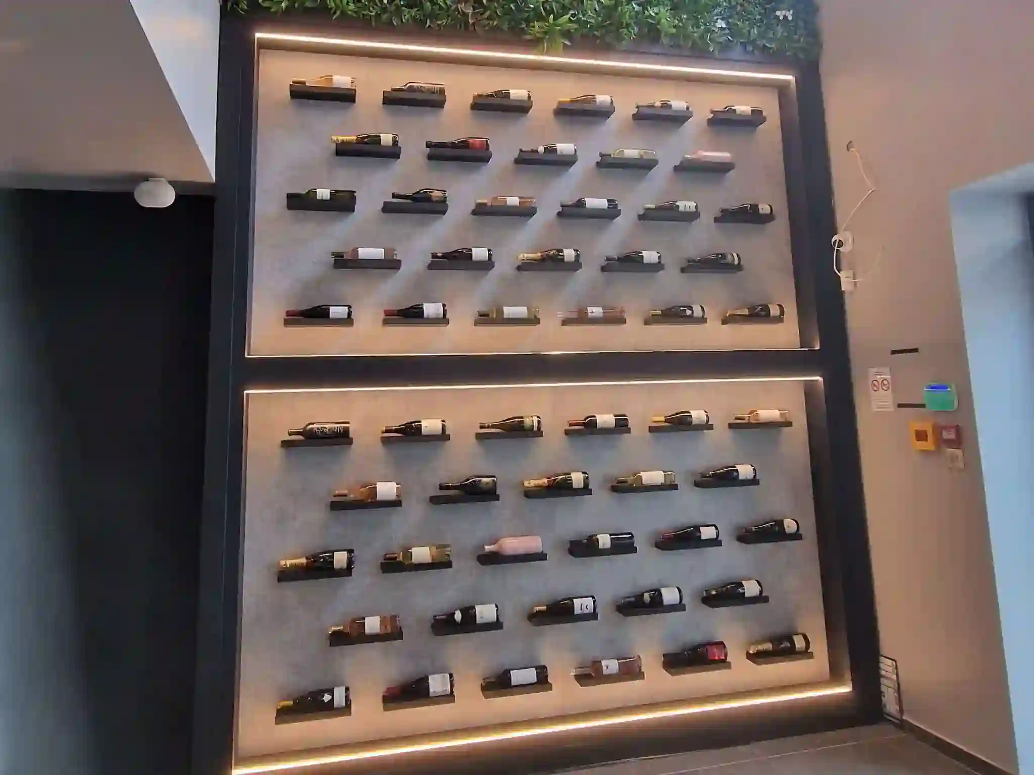 mur-vitrine-bouteilles-vins-design-woodmakers-agency