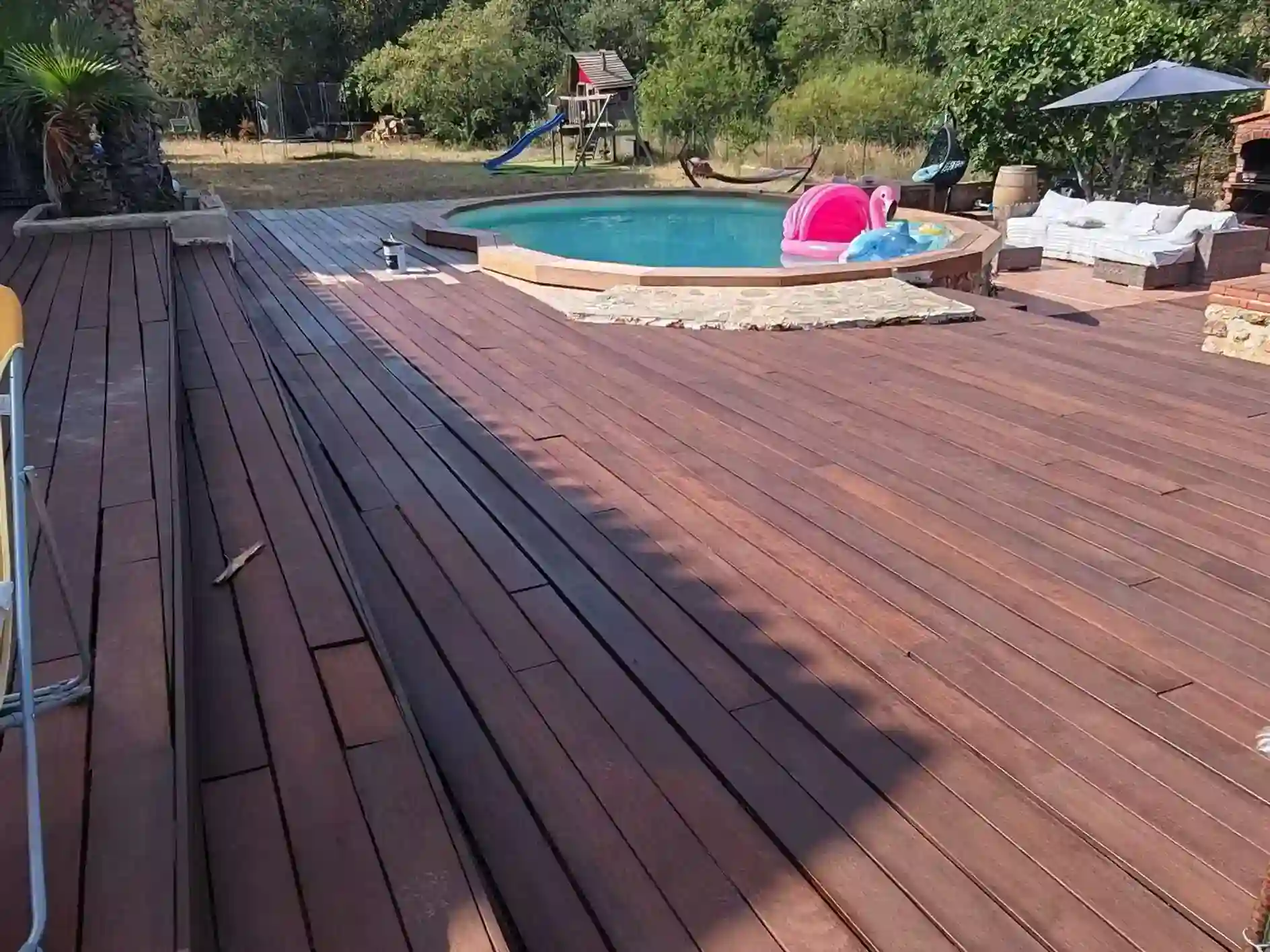terrasse-bois-autour-piscine-forme-arrondie-woodmakers-agency