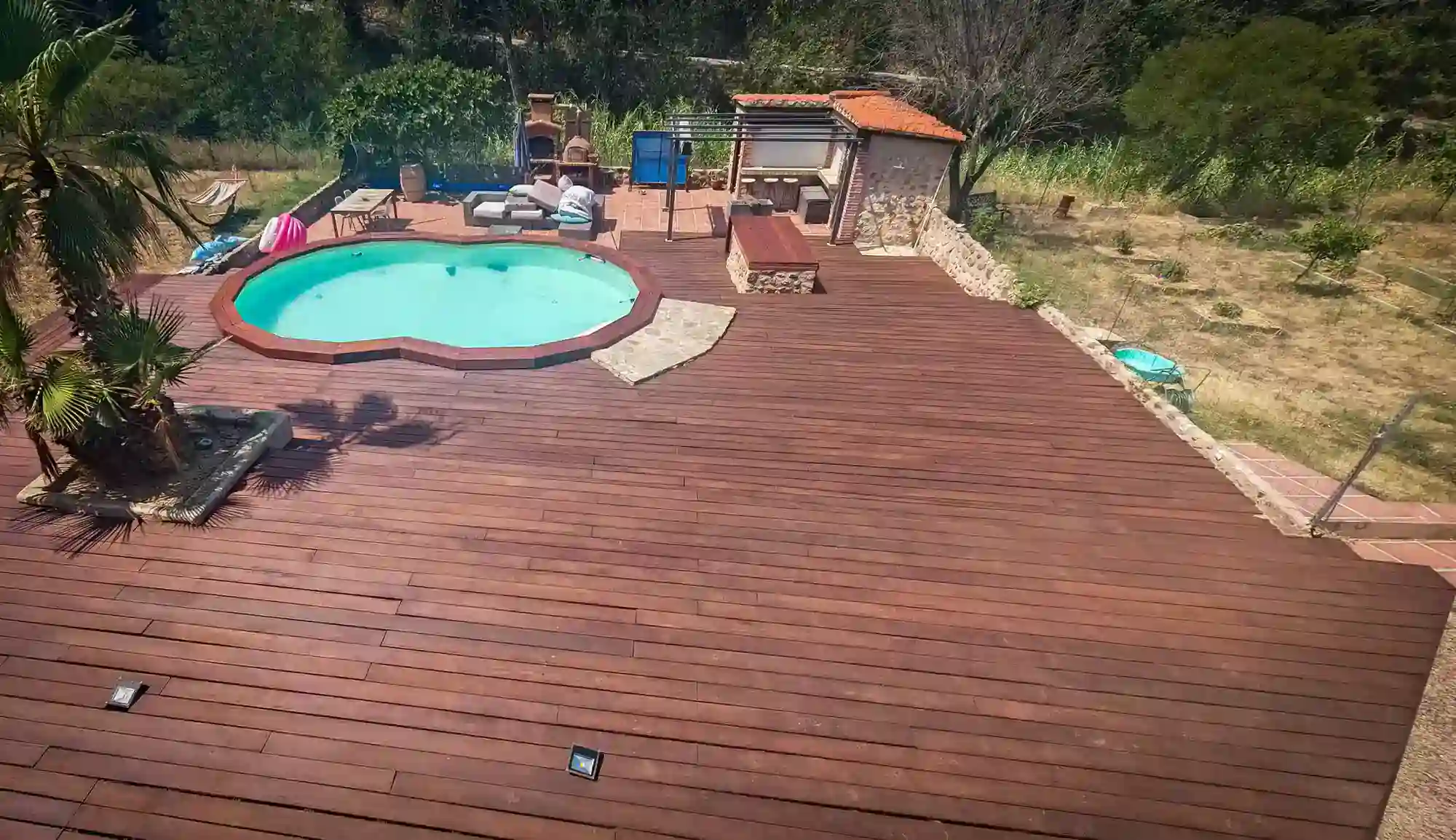 terrasse-piscine-bois-palmiers-vue-ensemble-woodmakers-agency