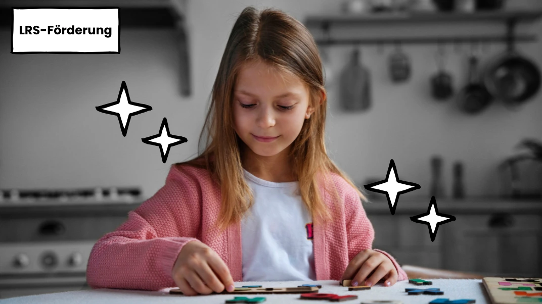 Kind spielt mit Buchstaben