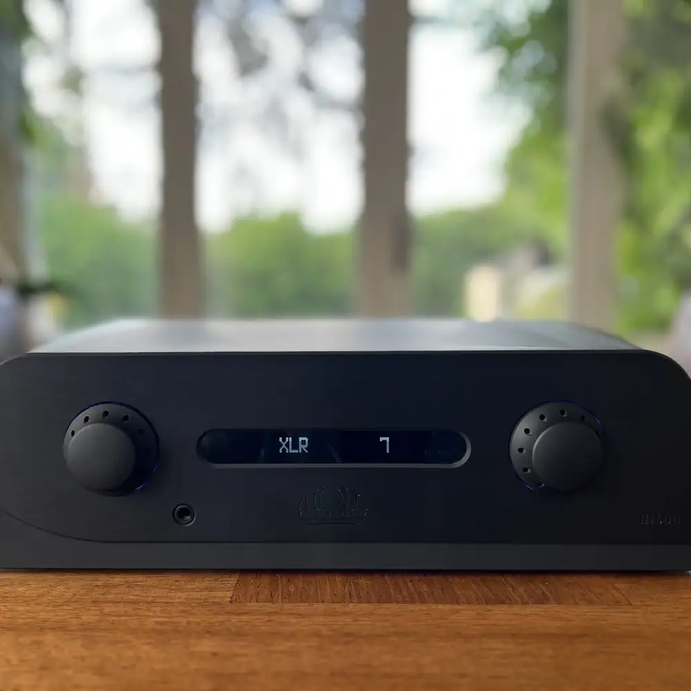 Atoll IN400 de face avec l'entrée XLR activée