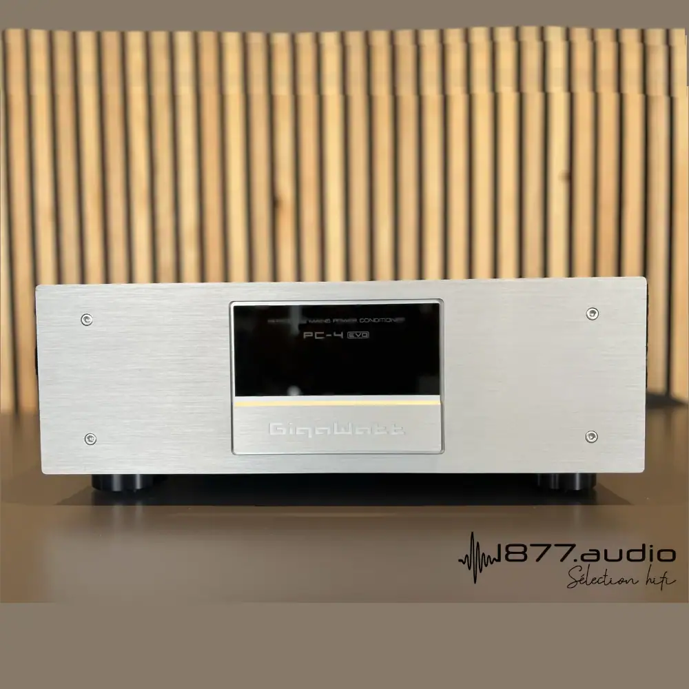 Conditionneur Gigawatt PC EVO noir indiquant la tension actuelle de 230 volts