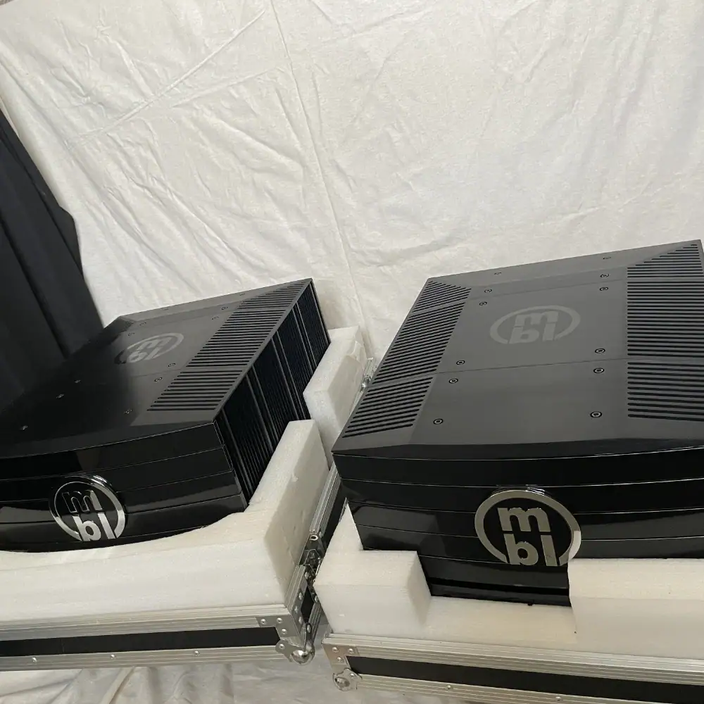 Deux amplificateurs MBL 9008 A d'occasion dans leur base de flightcase
