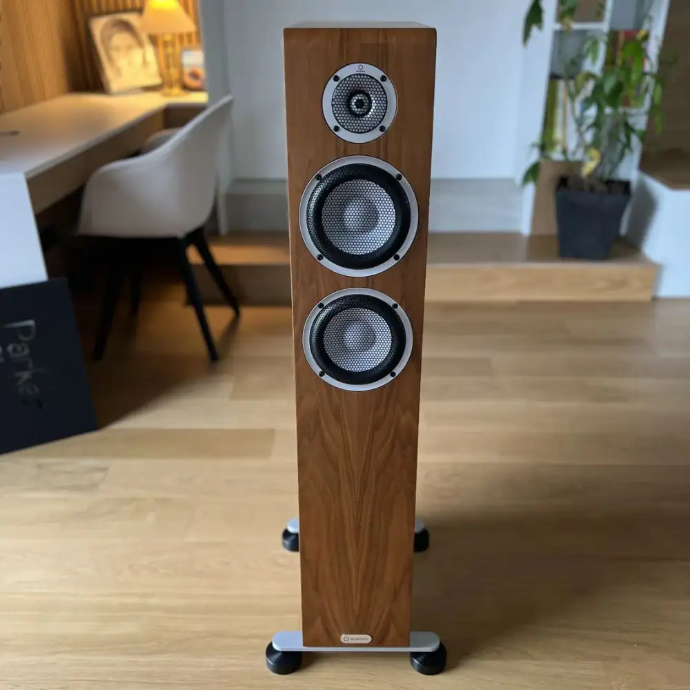 Enceinte Marten Oscar Trio en finition Walnu Mate vue de face