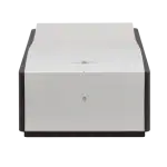 Amplificateur de puissance stéréo Mola Mola Perca vu de face dans le désormais célèbre boitier en aluminium de la marque qui reprend l'effet d'une vague. Sur le dessus le logo Mola-Mola, sur la tranche le voyant blanc à LED de fonctionnement et en façade un petit bouton marche-arrêt.