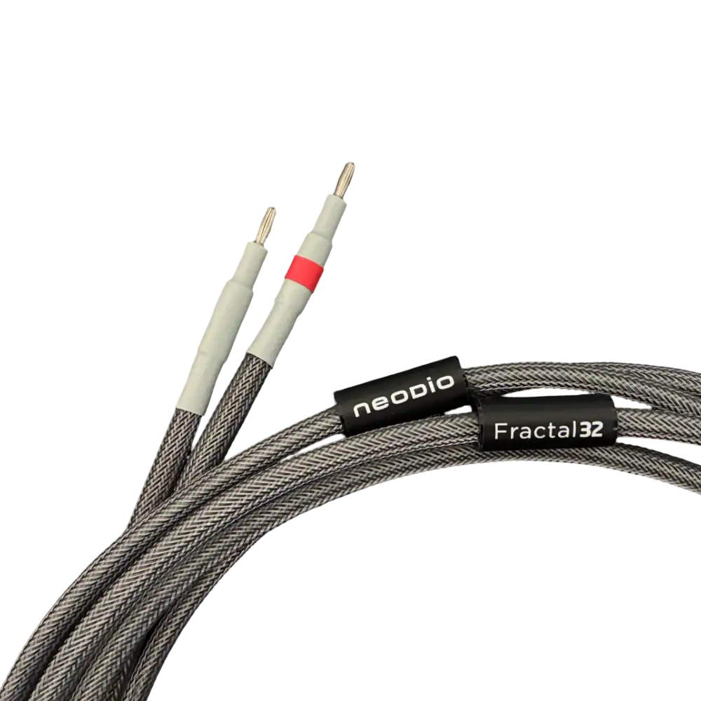 Zoom sur les connecteurs banane du câble haut-parleur Neodio Fractal 32L sur fond transparent