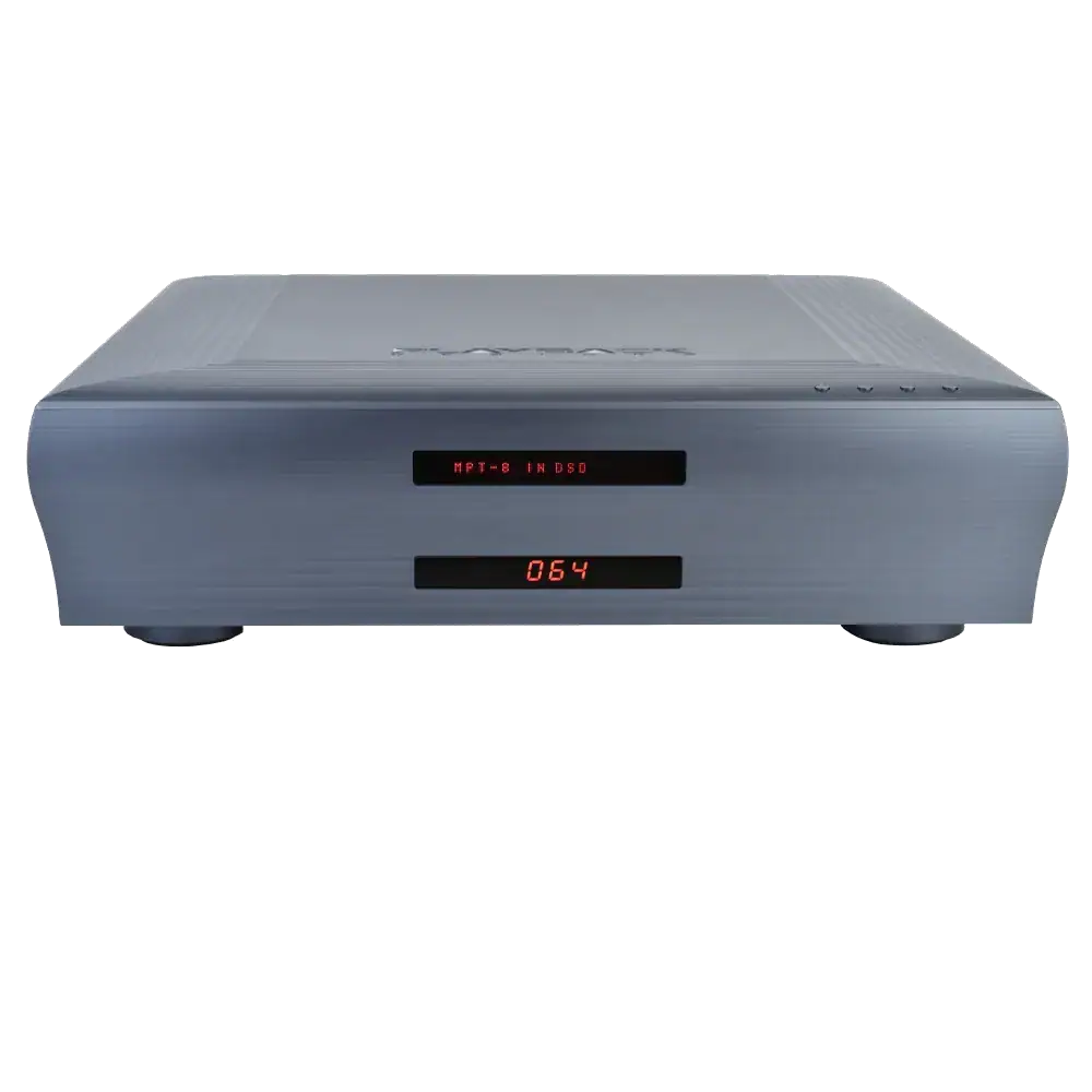 Convertisseur (DAC) Playback Designs MPD-8 de la gamme Dream, boitier en aluminium massif gris foncé, vu de face avec quatre boutons sur le dessus et deux afficheurs sur la face avant, le premier indiquant la source "MPT-8 IN" et le format du flux "DSD" et le second le niveau de voume, ici "064"