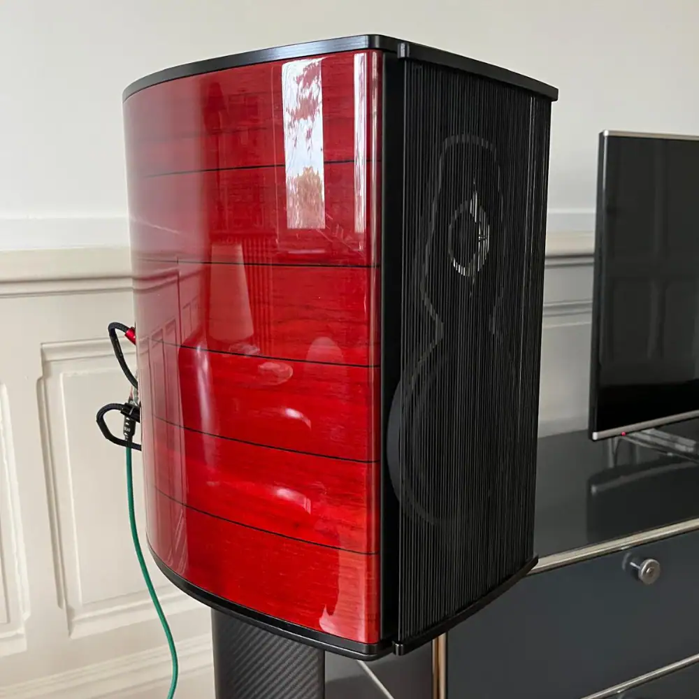 Enceinte passive bibliothèque Sonus Faber Guarneri Tradition en couleur rouge