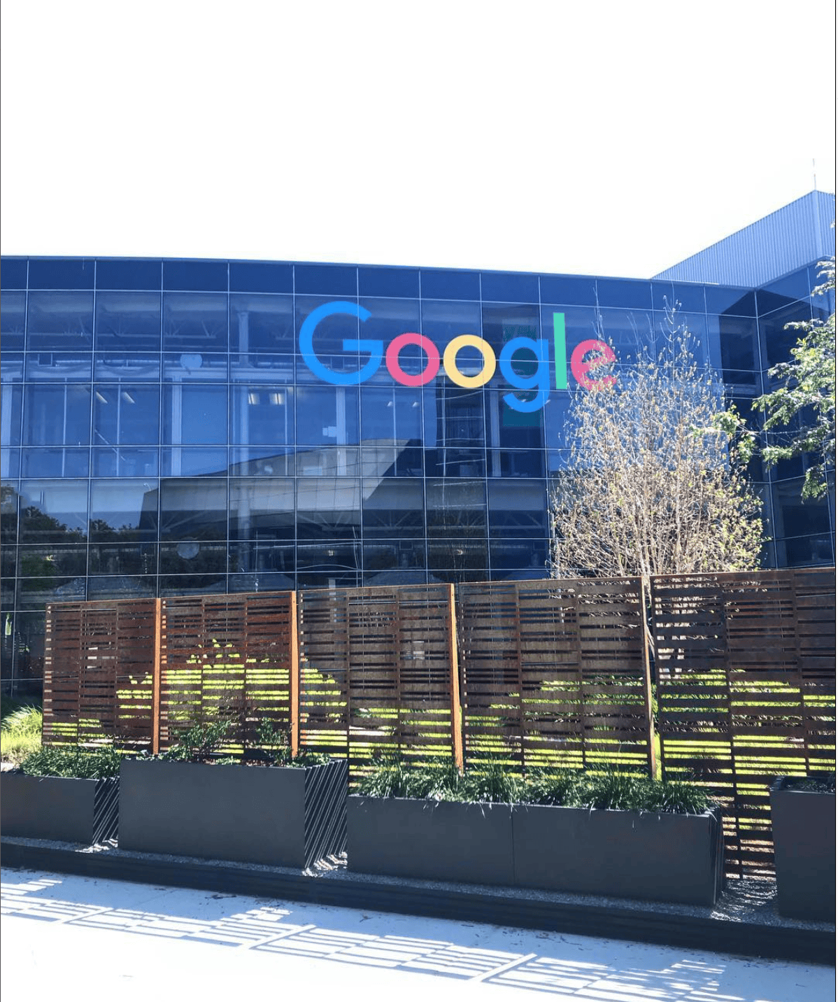 Framsidan på Googles huvudkvarter i San Fransisco