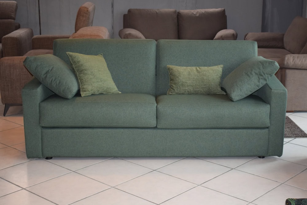 Divano letto matrimoniale tessuto verde.