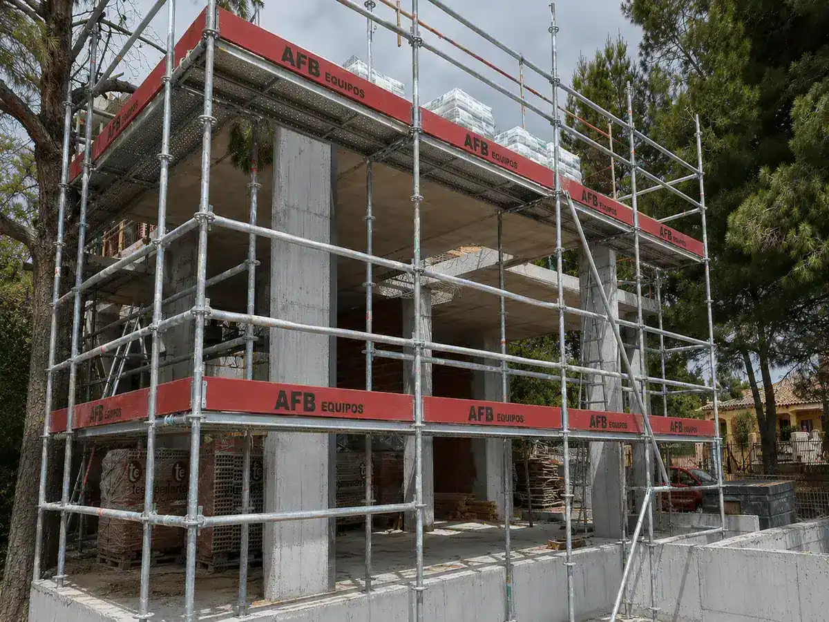 Andamio certificado en fachada residencial en Bogotá