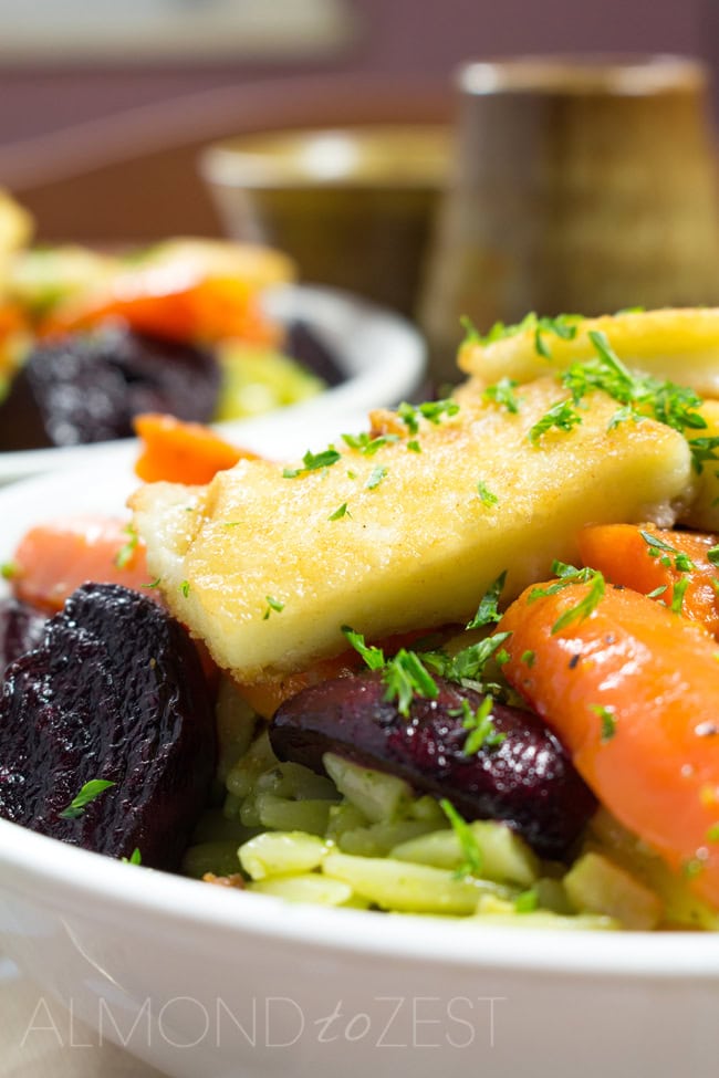 Roast Vegetable and Haloumi Orzo Pasta Salad - This super easy and healthy vegetarian salad is exploding with amazing flavors! | almondtozest.com