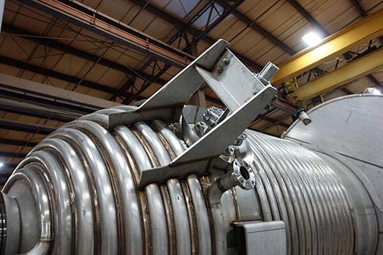 Thermal mix vessel with side agitator