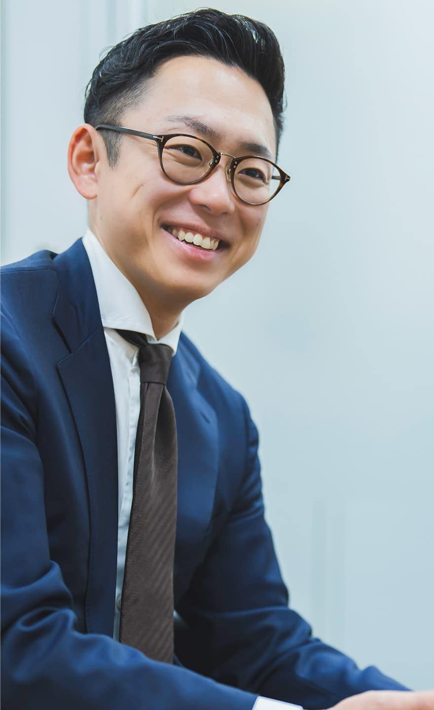 眼鏡をかけた笑顔の男性