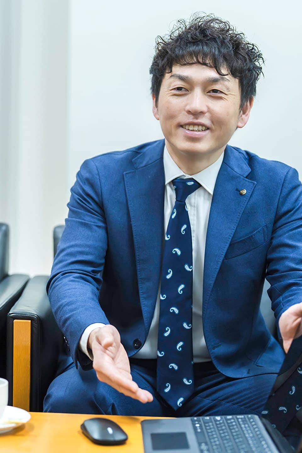 スーツ姿の男性が話をしている様子