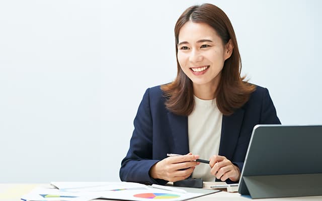 スーツ姿の女性が話をしている様子