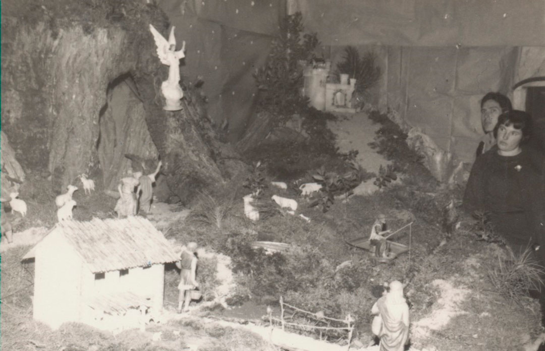 Marina y Gelo junto al Belén.