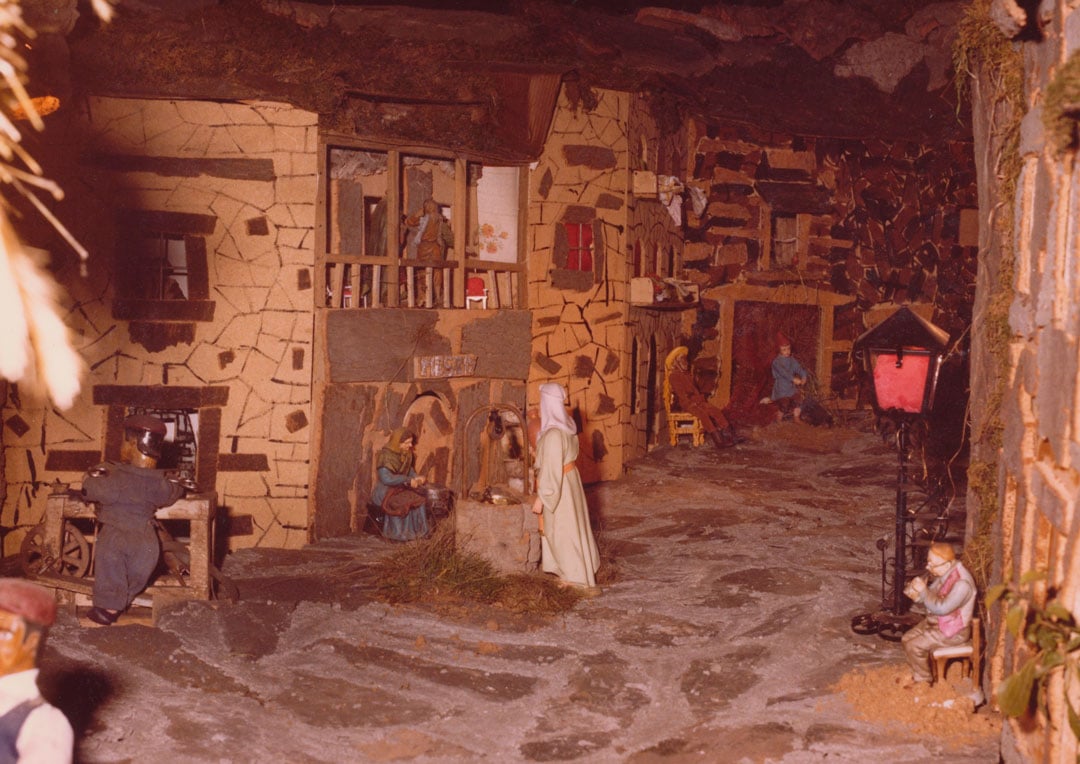 Mujer sacando agua del pozo