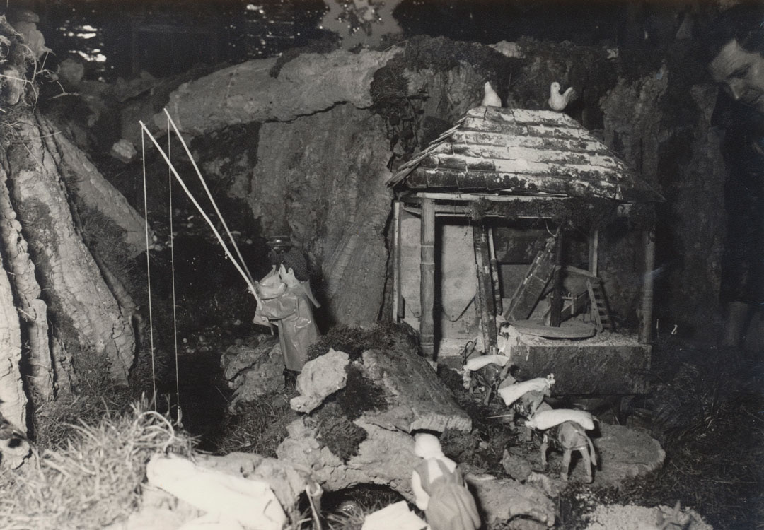 Gelo ajustando algo junto al molino y los pescadores