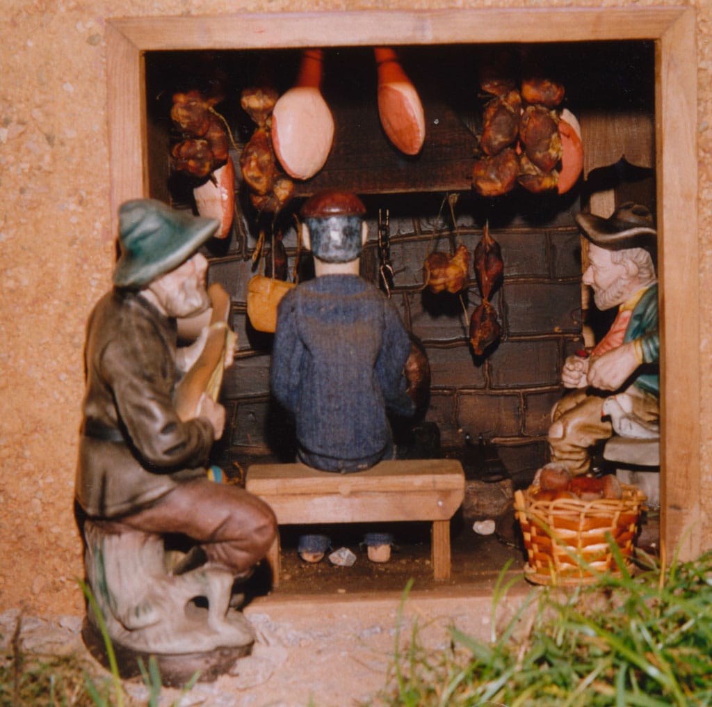 Un hombre haciendo un magosto.