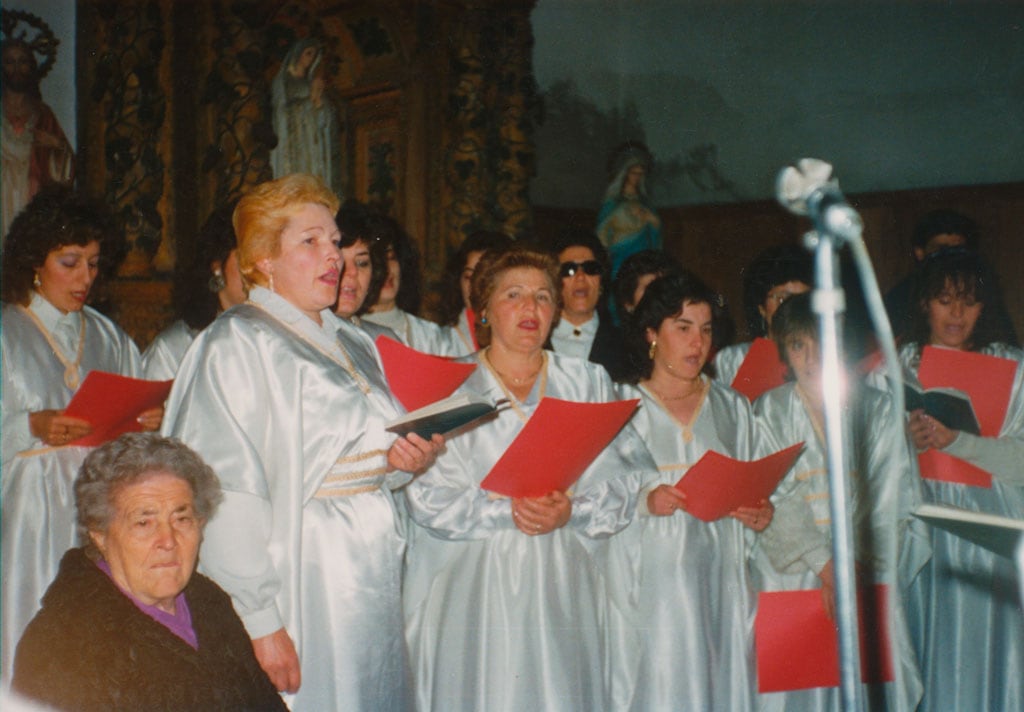 El coro cantando en misa