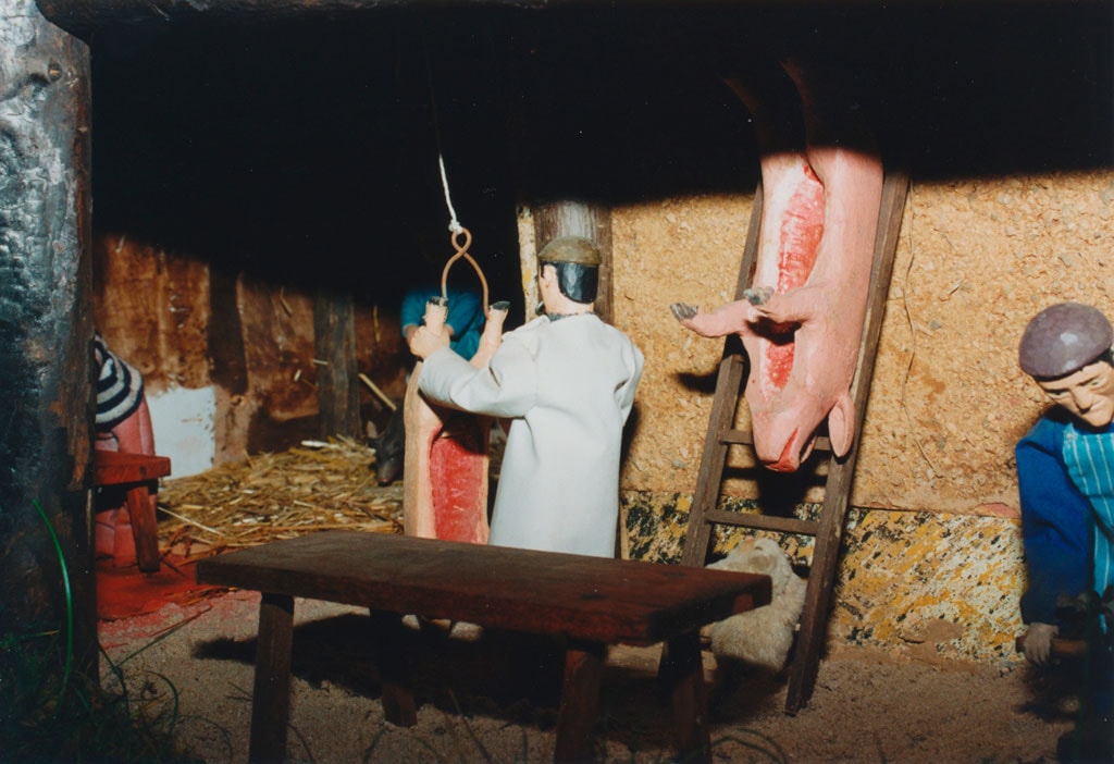 Un hombre escuartando el cerdo.