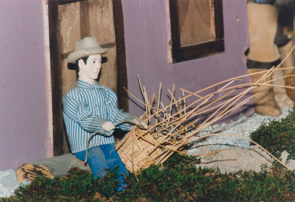 Hombre haciendo cestos